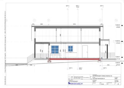 Snittegning som viser tverrsnitt gjennom bygningen, inkludert høyder, vinduer, dører og trapp.