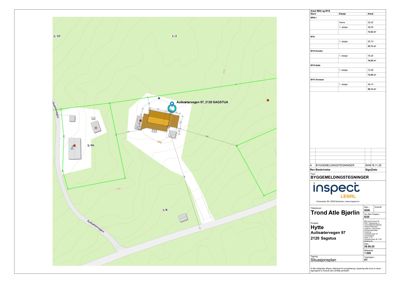 Situasjonsplan som viser tomtens grenser, nabolag, veier og plassering av bygningene i forhold til hverandre.