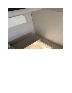 Fotografi av en innvendig hjørnekonstruksjon med gipsplater (gipsvegg/gipsloft) og en trapp eller gulvplate i forgrunnen.