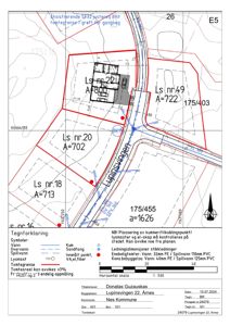 Situasjonsplan som viser tomtgrenser, nabotomter, veier og infrastruktur for en byggesak.