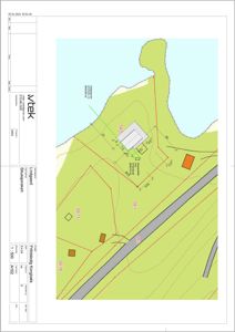 Situasjonsplan som viser tomtens grenser, nabotomter, høydemålinger og plassering av bygninger.