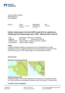 Situasjonsplan som viser tomtens beliggenhet i forhold til naboeiendommer, vei og sjø.