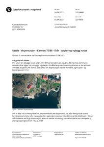 Et flyfoto eller satellittbilde av et kystområde med hus og vann, inkludert en markering for et område.