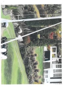 Fotografi av en villa med hage og trær.