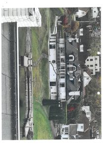 Fotografi av en bolig med tilhørende hage og nabolag.