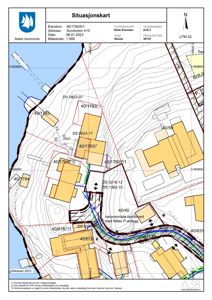 Situasjonskart som viser eiendomsnummer, bygningers plassering i forhold til hverandre og terrenget.