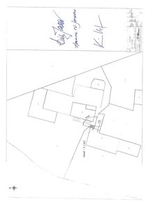 Situasjonsplan som viser bygningens plassering på tomten, med angitt areal og retning.