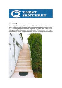 Fotografi av en trapp og en hegg ved en bygning