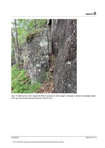 Fotografi av en stor steinblokk i skråningen, tatt mot nord.