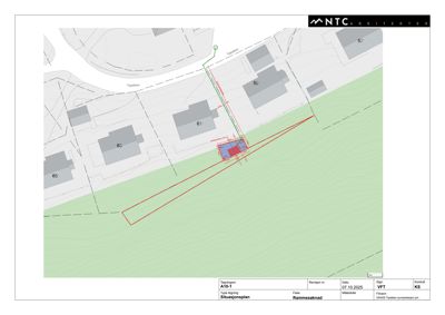 Situasjonsplan som viser tomtens plassering i forhold til nabolaget, veier (Tapeiken) og topografi.
