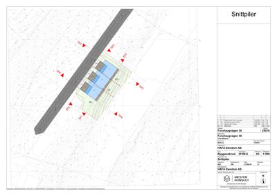 Situasjonsplan som viser bygningens plassering i forhold til vei og terrengforhold.