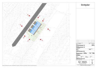 Situasjonsplan som viser bygningens plassering i forhold til vei og terrengforhold.