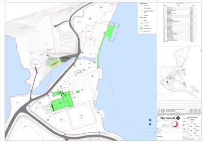 Situasjonsplan som viser tomtens form, grenser, vei tilkomst, og plassering av bygninger i forhold til kystlinjen.