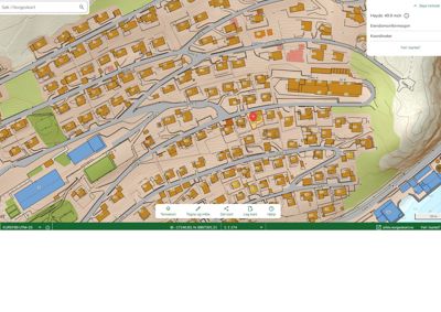 Kart fra Norgeskart som viser eiendomsplassering, høyde og nabolag.