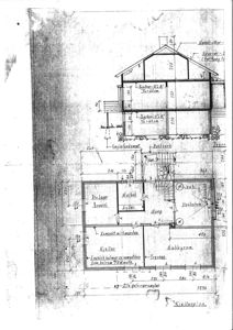 En tegning som viser etasjefordelingen for en bygning, inkludert kjellerplan (nederst) og et oppriss av første/tredje etasje (øverst).