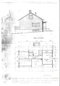 Bildet viser en tegning med en fasade (opprikk) av en bygning sett fra nord, samt en tilhørende etasjeplan med romfordeling og mål.