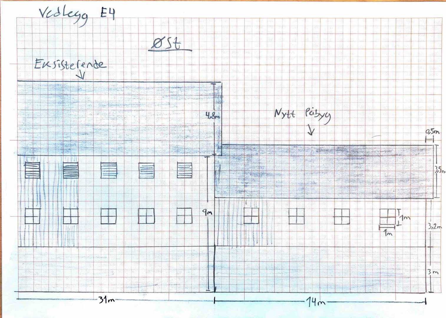 En håndtegnet fasadetegning som viser en eksisterende bygning og et nytt påbygg, med angitte mål og orientering (Øst).