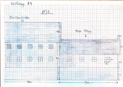 En håndtegnet fasadetegning som viser en eksisterende bygning og et nytt påbygg, med angitte mål og orientering (Øst).