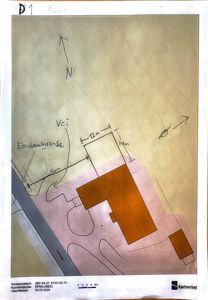 Situasjonsplan som viser eiendomsgranser, bygningers plassering, veier og avstander.