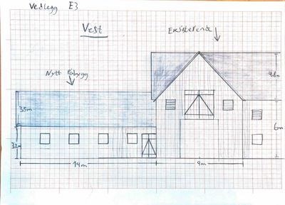 En håndtegnet fasadeopprikk (vest) som viser en nybygget del og en eksisterende del av en bygning med mål og romfordeling.