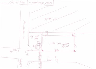 Situasjonsplan som viser tomtens plassering i forhold til nabolag og veier, samt garasjeanlegg og uteareal.
