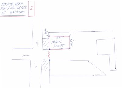 Situasjonsplan som viser plassering av en betongplate (garasje) i forhold til eiendomsgrenser og vei.