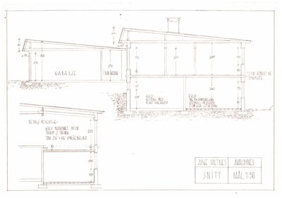 Snittegning som viser tverrsnitt gjennom en bygning med garasje og inngang, inkludert detaljer på gulvkonstruksjon og trapp.