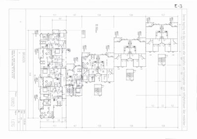 Etasjeplan (1. etg) av en bygning med romfordeling, dimensjoner og notasjoner.