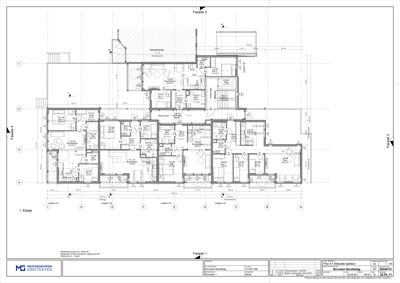Etasjeplan for 1. etasje som viser romfordeling, dører og vinduer.