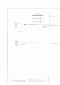 Snittegning (Snitt 1) som viser tverrsnittet av en bygning med takkonstruksjon og grunnplan.