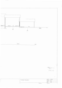 Fasadetegning som viser bygningens utseende sett fra siden, med mål og detaljer.