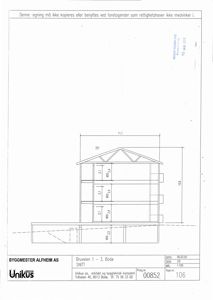 Snittegning av en bygning med angitte mål og konstruksjonsdetaljer.