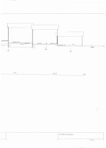 En fasadetegning som viser bygningens profil sett fra siden, med oppgitt høyder og konstruksjonsdetaljer.