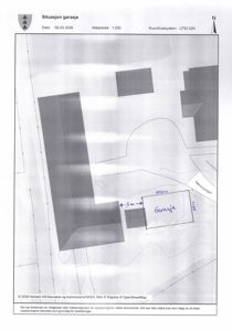 Situasjonsplan som viser plassering av en garasje i forhold til nabobebyggelse og vei (Værnessvegen).