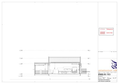 Snittegning som viser bygningens tverrsnitt, høyder, konstruksjon og plassering av kjøretøy.