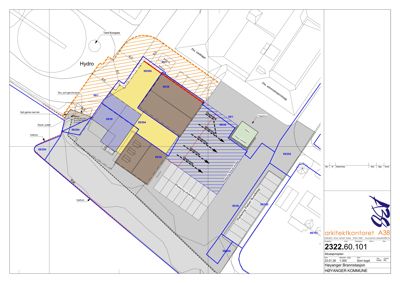 Situasjonsplan som viser tomtens grenser, eksisterende og nye bygninger, veier og parkeringsplasser.
