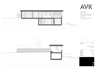 Snittegning som viser bygningens tverrsnitt, høyder, trapp og fasadeelementer.