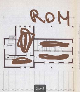 Etasjeplan (romplan) med håndskrevet tekst 'ROM' og flere ruter som er utvisket med digital markering.