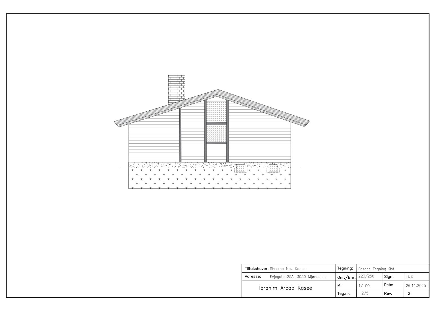 Fasadetegning som viser bygningens utseende fra fronten, inkludert takform, vinduer, veggmønster og skorstein.