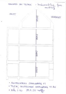 Håndtegnet snittegning som viser høyder og romfordeling i en bygning.