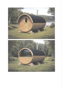 Fotografier av en rund, trekonstruert bygning (trolltun/sauna) sett fra to ulike vinkler.