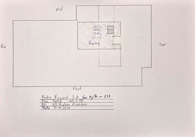 Situasjonsplan som viser en bygning (merket 'Hems') på en tomt med angitte retninger (N, S, Ø, V).