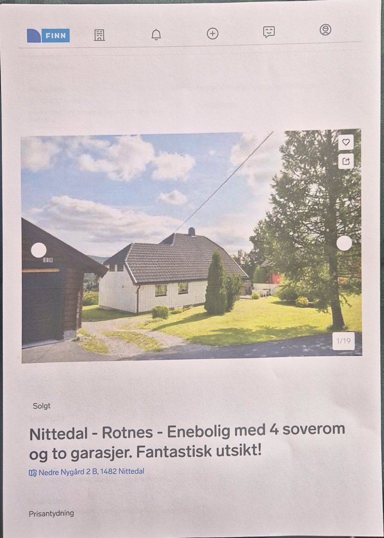 Fotografi av en enebolig med garasje og hage, tatt fra en eiendomsmegningsside.