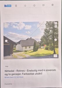 Fotografi av en enebolig med garasje og hage, tatt fra en eiendomsmegningsside.