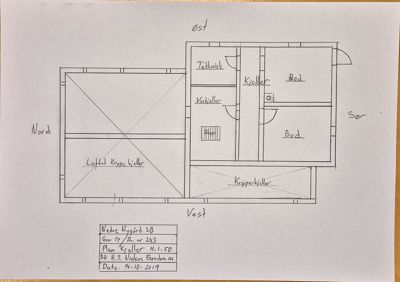 Håndtegnet kjellerplan for Vebre Nygård 2B som viser romfordeling (bod, teknisk, ventilasjon, krypetjeller) og orientering (N, S, Ø, V).