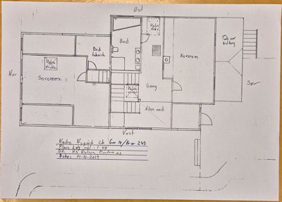 Etasjeplan (1. etasje) for en bolig med romfordeling, trapper og orientering (N/S/O/V).