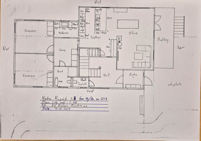 Etasjeplan (1. etasje) for en bolig med romfordeling, dører, vinduer og mål. Tegningen er håndtegnet med kompassretning og opplysninger om adresse og arkitekt.