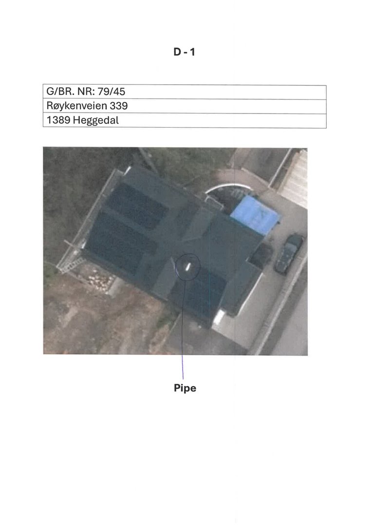 Luftfoto av en bygning med en håndtegnet markering som peker på en røykpipe.