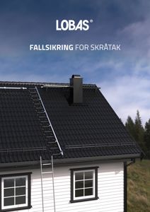 Fotografi av et skråtak med fallsikringsanlegg og en skorstein.