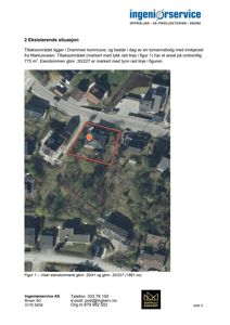 Bildet viser et flyfoto eller et kart over en tomannsbolig og eiendommen, markert med en rød polygon. Det er en situasjonsvisning av eksisterende forhold.